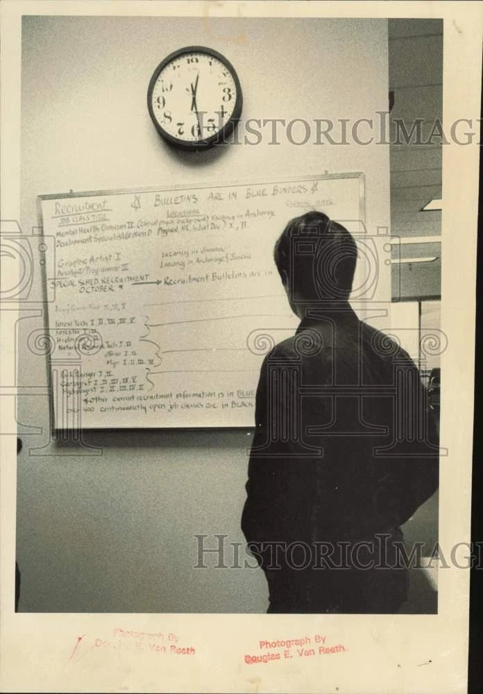 1984 Press Photo Employee reading the notes on the bulletin board - lrb23758 Model