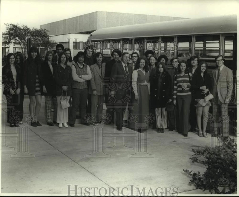 1972 Press Photo Stan Chelchowski and other LSUNO Show Group to board bus Model