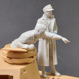 1/35 German WWII Tank Crew Commander & Standing Tiger Tank (2 Figures) Unpainted Model
