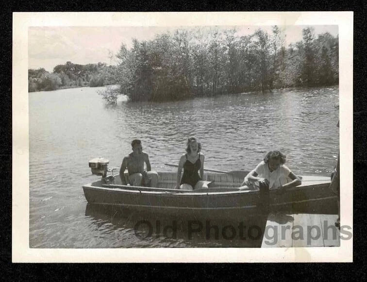 LAKE BOAT OUT BOARD MOTOR SHIRTLESS MAN LASIES SWIMSUIT  OLD/VINTAGE PHOTO- I179 Model