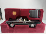 Road Signature Deluxe Series 1961 Lincoln Continental Convertible 1/18 Diecast Model