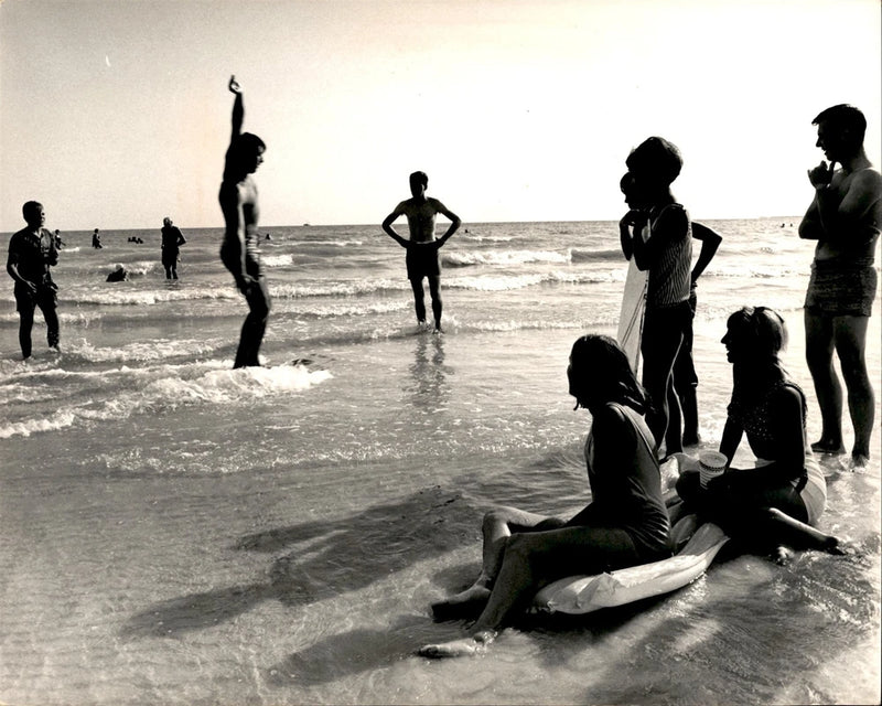 LG113 1966 Original Larry Huston Photo FORT MYERS BEACH SURFER ON BOOGIE BOARD Model