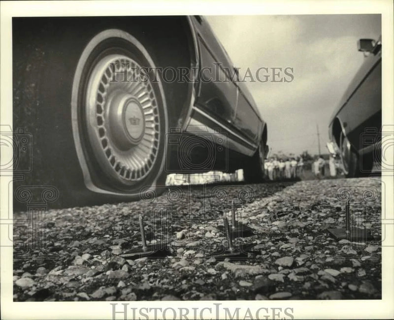 1979 Press Photo Jefferson Parish School Board strike-Car Tires Flattened Model