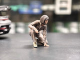 1/18 Miniature Figure Diorama Mechanic Girl Checking Scene Prop Doll For Car Toy Model