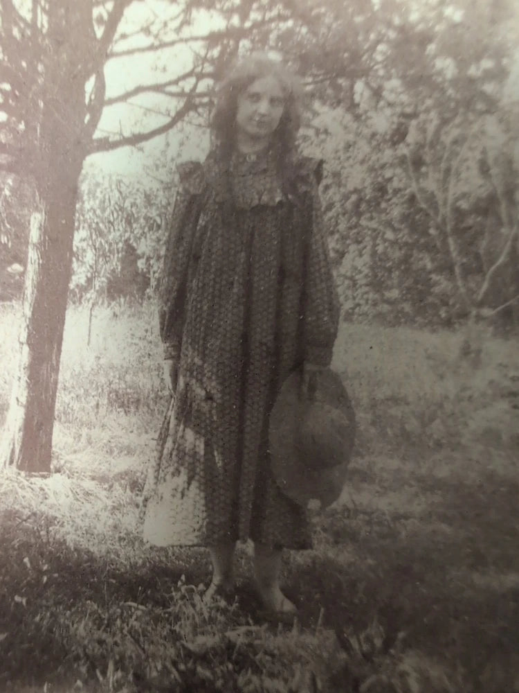 Great Early Photo On Board Of Young Girl With Feral Look In Dress Model