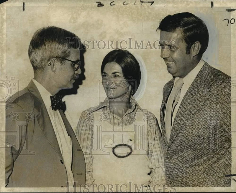 1972 Press Photo Cystic Fibrosis Director William Waring talk with board members Model