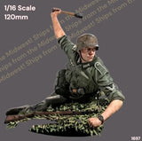 1/16 Resin Figure German Infantryman Prone Tossing Potato Masher Model Kit 1697 Model
