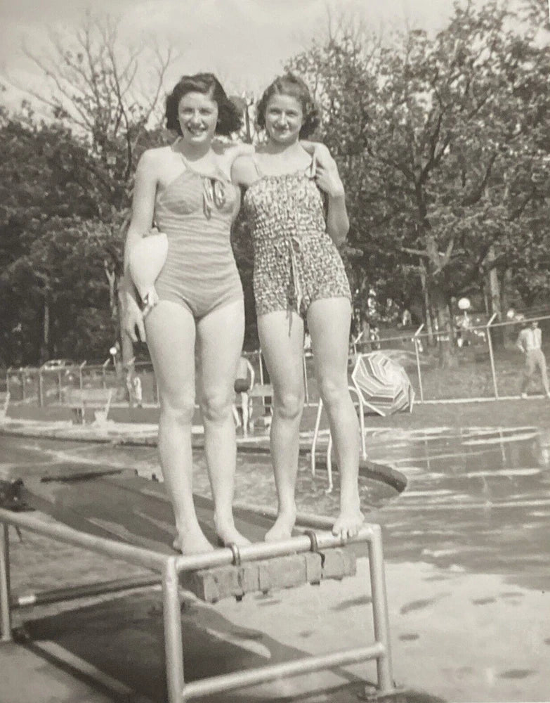 1950s Pretty Beautiful Girls Swimsuits Pool Diving Board Original Photo P16L5 Model