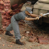 1/35 Scale German WWII Tank Mechanic Resin Figure Maintenance Model Kit Model