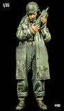 1/35 Resin Figure WWII US Infantry Officer Talking On Radio Model Kit 4496 Model