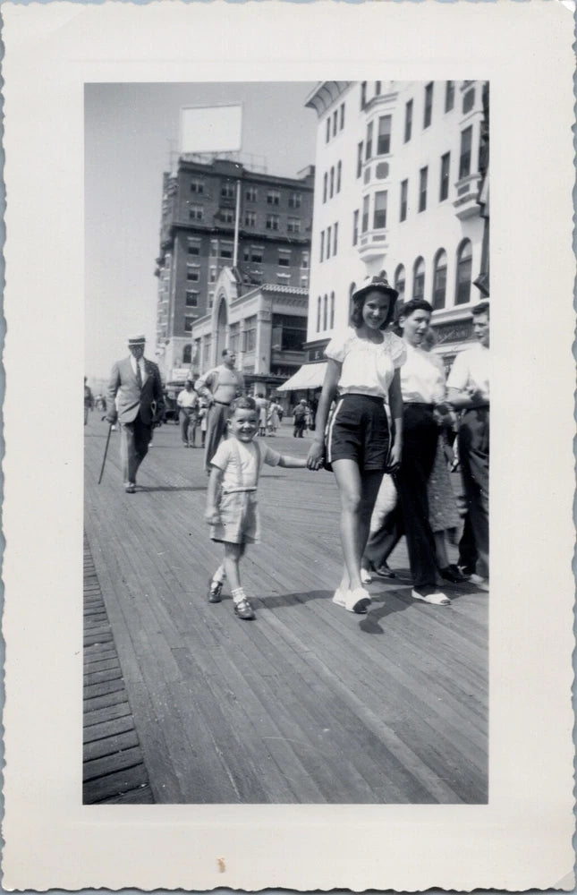 1940's Photo Snap Shot Atlantic City Board Walk Kids Family Model