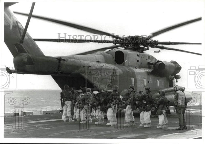 Press Photo Marines board Sikorsky CH-53E helicopter Aboard the USS Bellau Wood Model