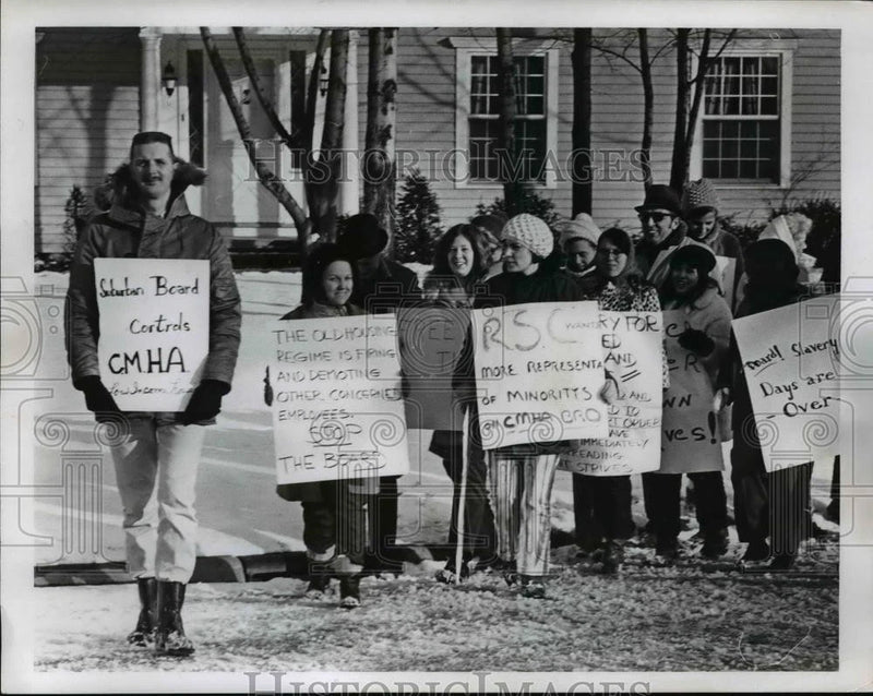 1971 Press Photo Demonstrators at home of Mrs Filipie CMHA board member Model
