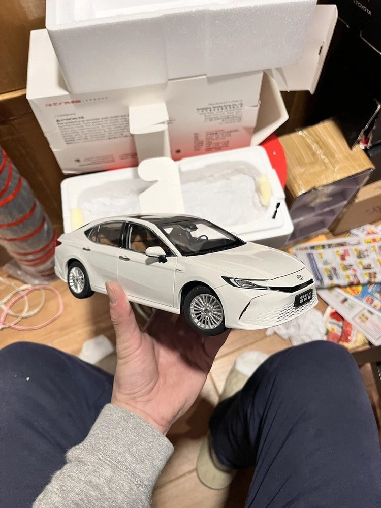 1:18 Scale 2025~2026 Toyota Camry LE Ice Cap Diecast Model Car Model