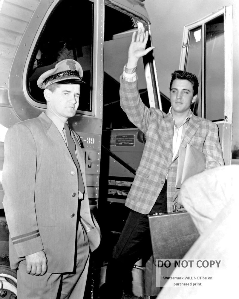 ELVIS PRESLEY BOARDS BUS FOR FORT CHAFFEE - 8X10 PHOTO (DA-594) Model
