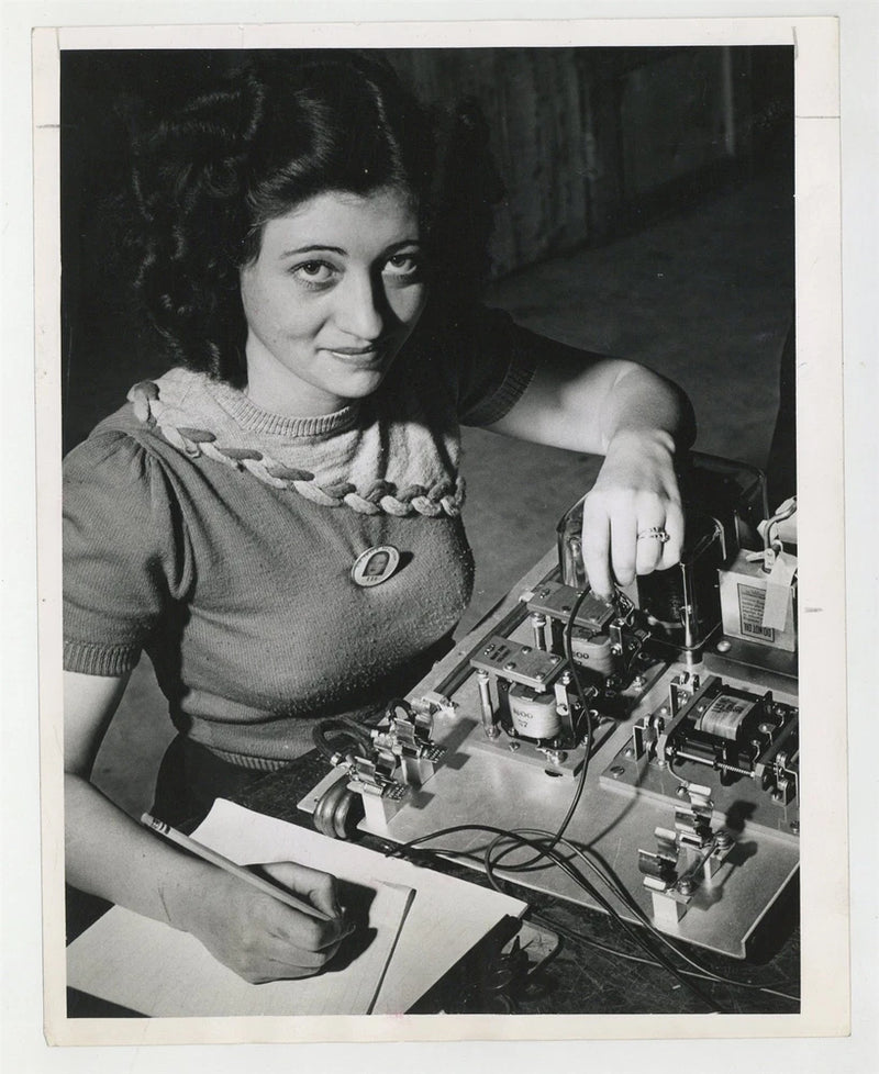 Female Scientist 1942 Women War Circuit Board Engineer WWII Type 1 Photo J15220 Model