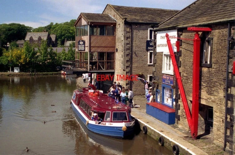 PHOTO  1994 TRIP BOAT AT SKIPTON PASSENGERS ARE SEEN GOING ON BOARD 'COBBYDALE' Model
