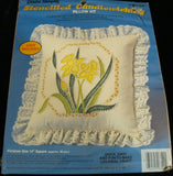 CREATIVE MOMENTS STENCILLED CANDLEWICKING PILLOW KIT YELLOW DAFFODILLS NEW! 8320 Model
