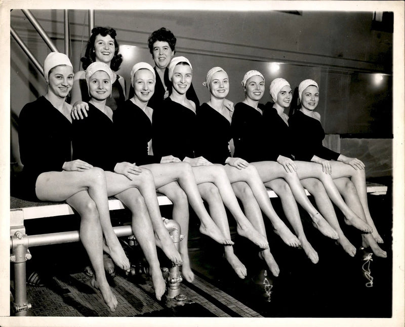 LD409 Original Photo LEGGY WOMEN SYNCHRONIZED SWIM TEAM POSING ON DIVING BOARD Model