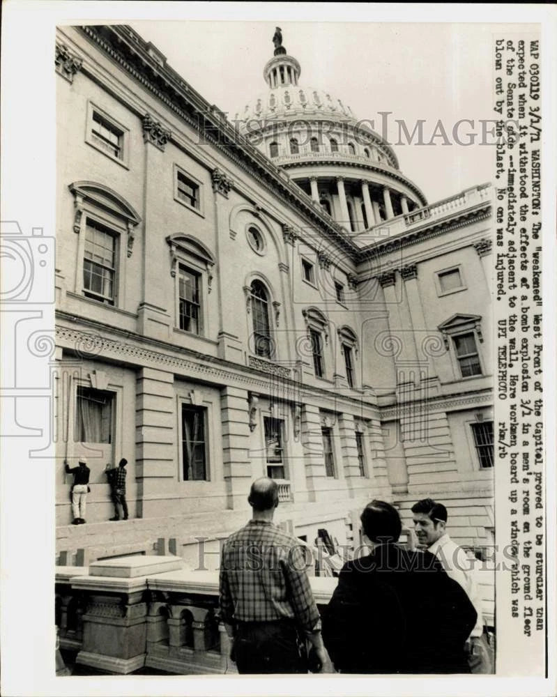 1971 Press Photo Workmen board up window at Capitol after bomb explosion, DC Model