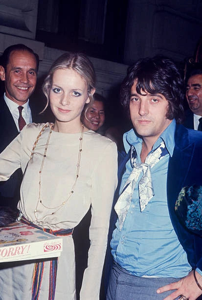 Twiggy carrying the board game sorry circa 1970 New York Historic Old Photo Model