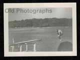 ACTION PIC LAKE BOAT MAN MID-AIR OFF DIVING BOARD OLD/VINTAGE PHOTO-H75 Model