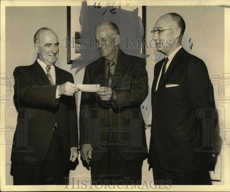 1971 Press Photo USM Foundation Board of Directors handing donates to the school Model