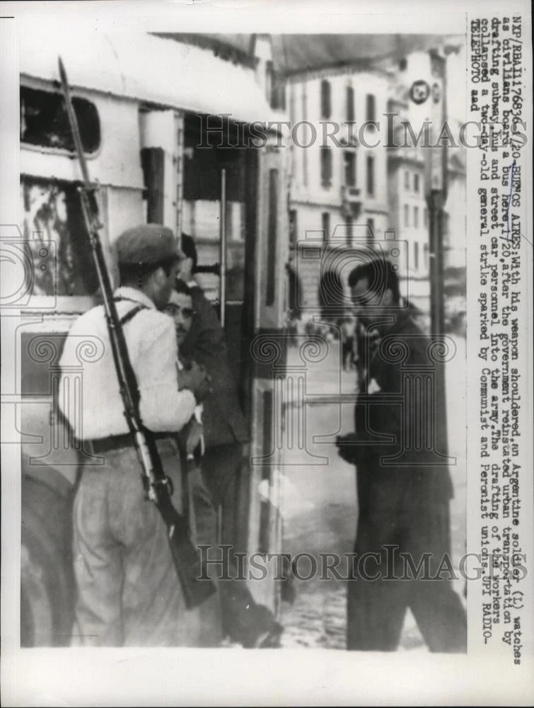 1959 Press Photo Argentine Soldiers watched as civilians board a bus Model