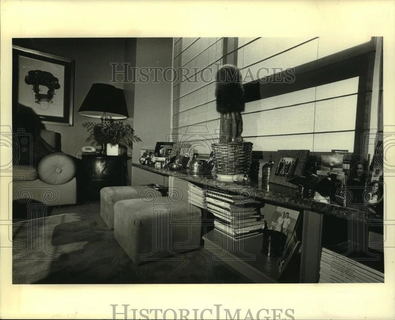 1986 Press Photo A slab of marble and some boards create a table/bookshelf. Model