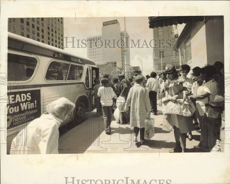1973 Press Photo Riders going to Beatties Ford Rd. board Charlotte bus at Square Model