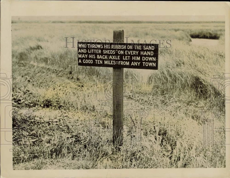 1936 Press Photo Anti-Litter Notice Board near Clacton-on-Sea, Essex, England Model