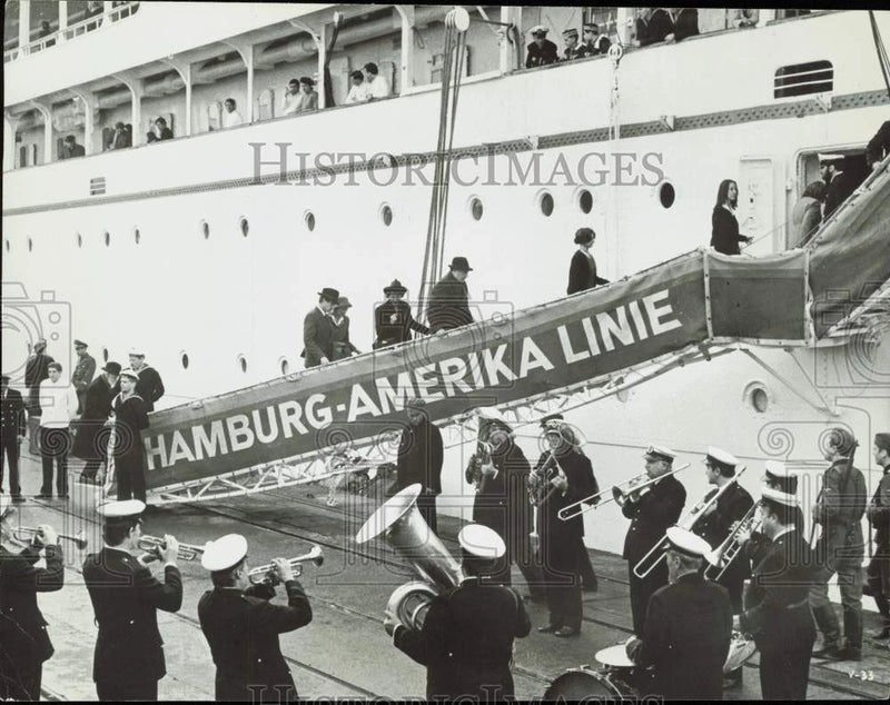Press Photo Passengers Board Ship in "Voyage Of The Damned" Movie - lrq03106 Model